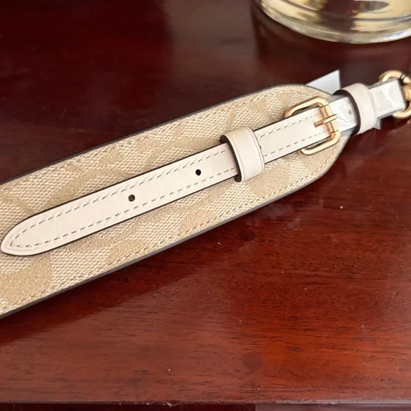 NWT Coach Signature adjustable guitar strap in Light Khaki/Chalk - Picture 9 of 9